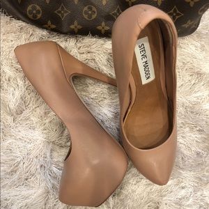 Steve Madden nude platform heels